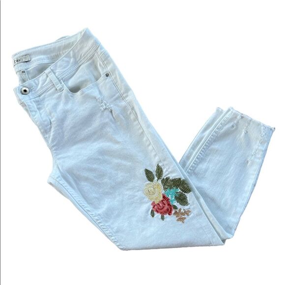 Dex Distressed White Embroidered Floral Design Crop Jeans Size 30 - Picture 3 of 11
